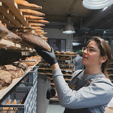 Leckere Brote warten im Verkaufsraum von prôt im Belgischen Viertel in Köln auf Kundschaft