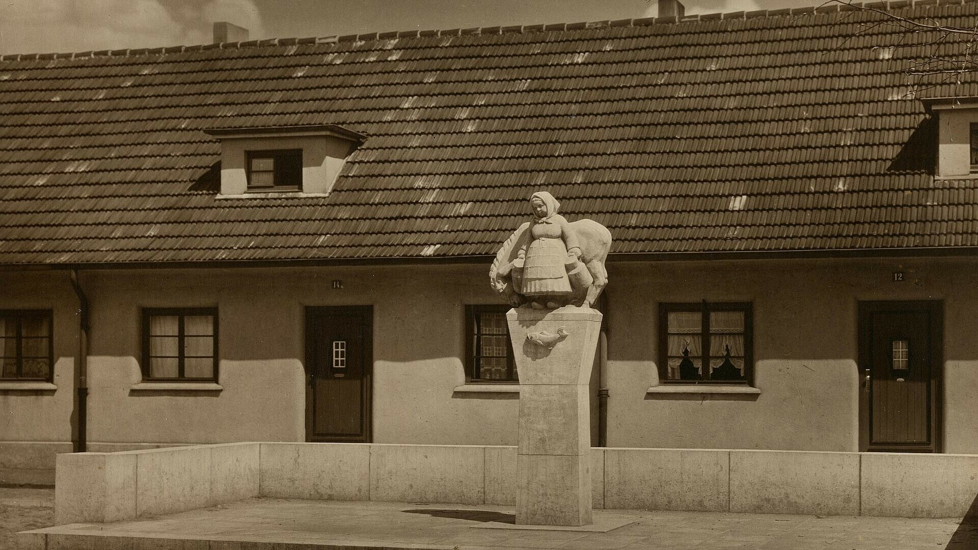 Historisches Bild der Skulptur in der Milchmädchensiedlung in Poll