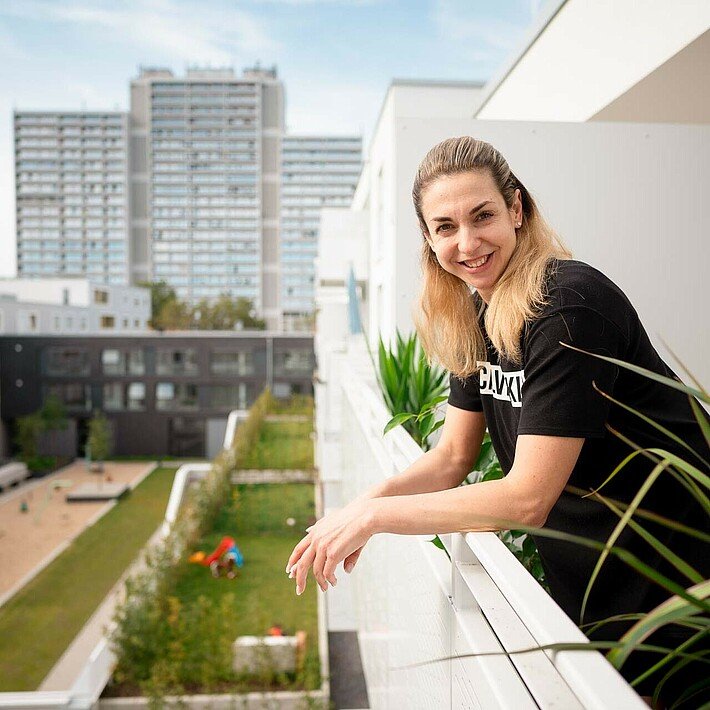 Liliia Lypivska auf dem Balkon ihrer Wohnung in Köln-Bickendorf