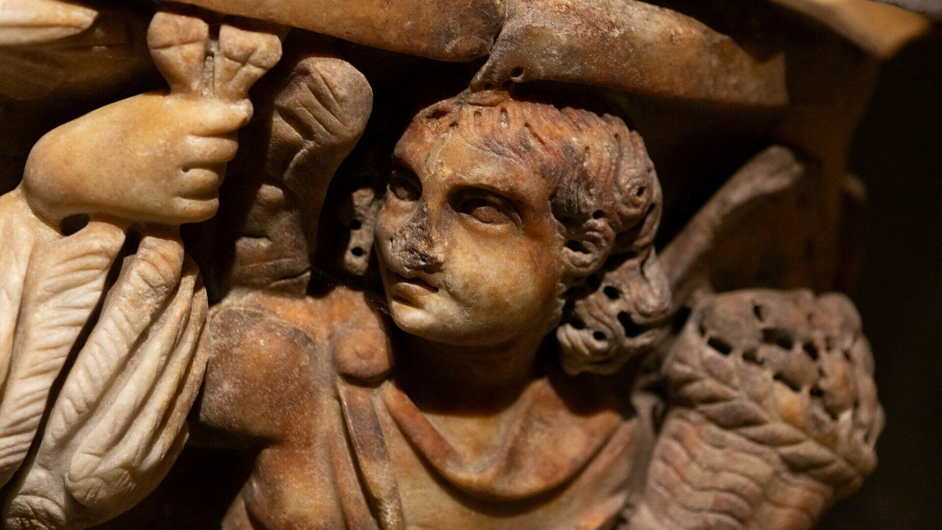 Figuren zieren den Sarkophag im Römergrab in Köln-Weiden