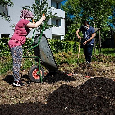 GAG-Mieter Jenny und Aso bei der Gartenarbeit im Gemeinschaftsbeet Porz-Urbach