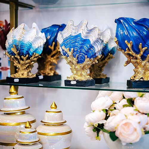 Große Keramikmuscheln in goldfarbenen Korallennachbildungen im HD Home Design in Buchforst