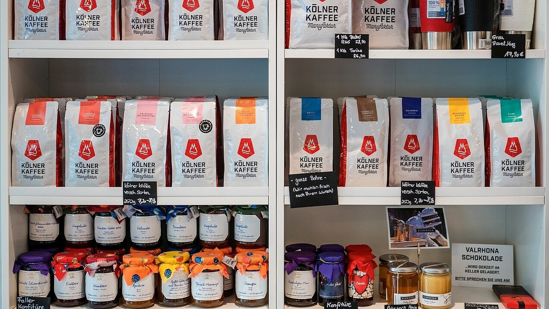 Kaffeesorten und Zubehör im angrenzenden Laden der „Kölner Kaffeemanufaktur“