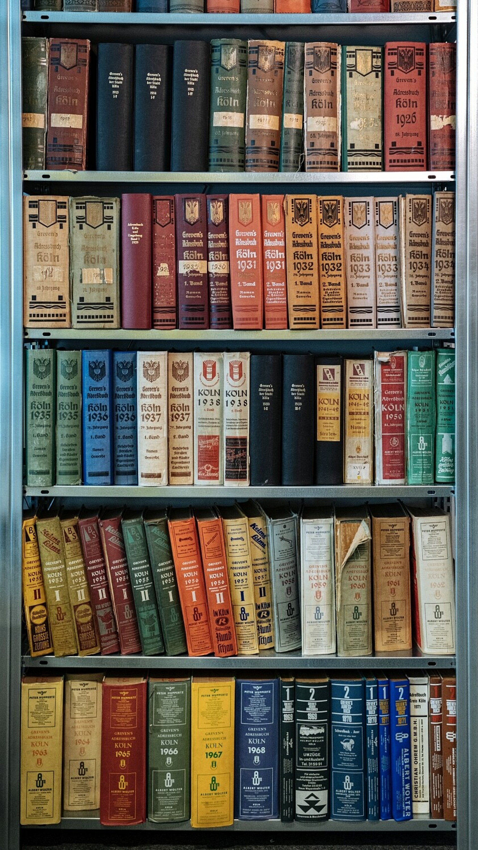 Schrank mit alten Adressbüchern von Köln