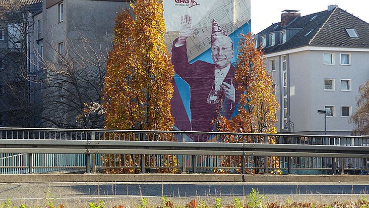 Mural des Künstlerkollektivs Highlightz am Karl-Berbuer-Platz in der Südstadt