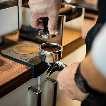 Zubereitung von Espresso in der „Kölner Kaffeemanufaktur“ in Lindenthal