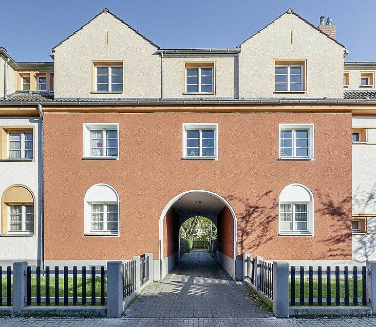 Modernisiertes Haus mit Torbogen in der Germaniasiedlung in Höhenberg
