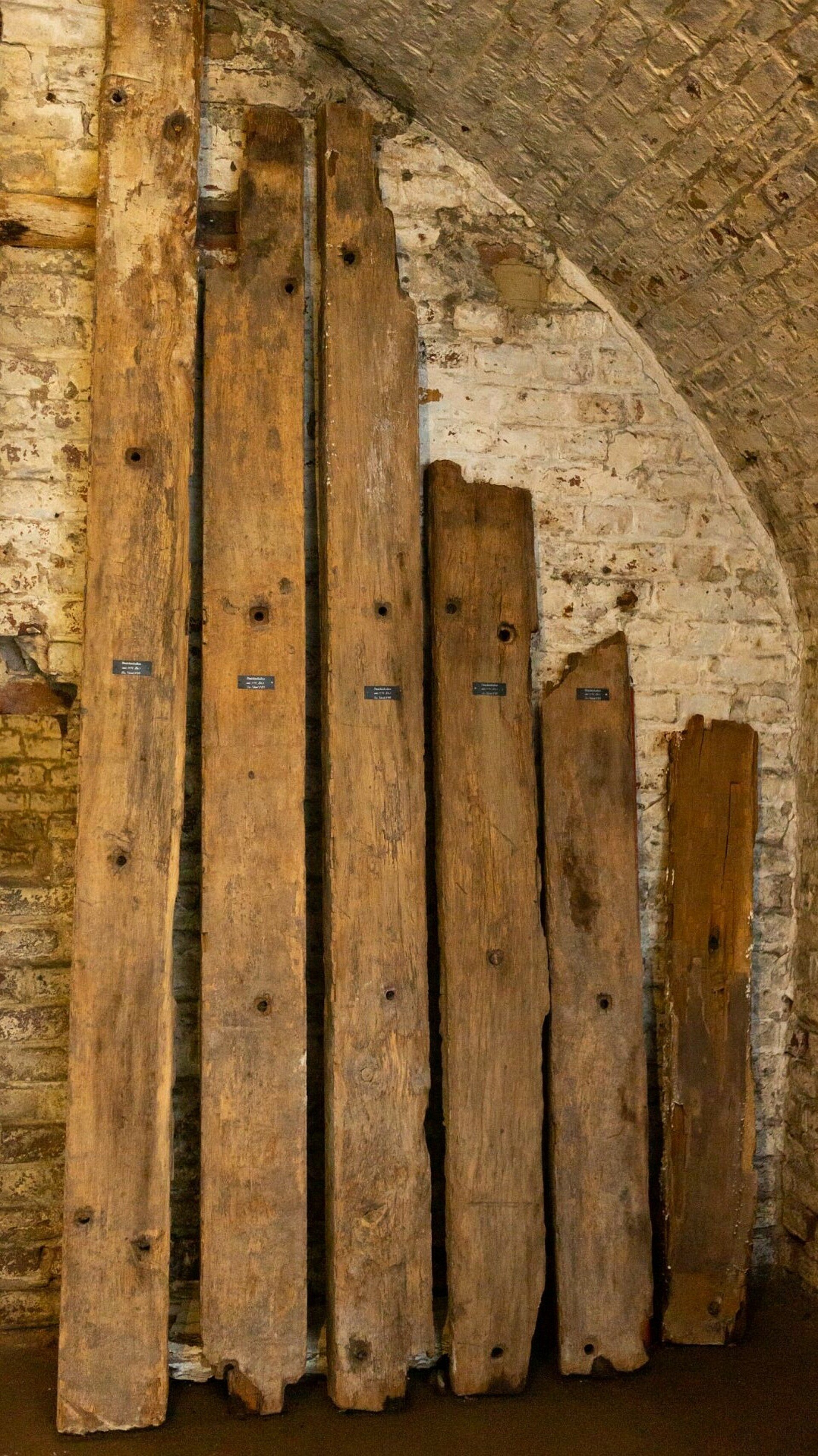 Ehemalige Planken der alten Zugbrücke im Festungsmuseum in Köln