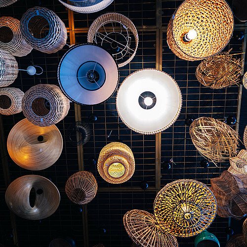Von der Decke hängen zahlreiche Lampen aus Rattan, Korbgeflecht und Glas im HD Home Design in Köln-Buchforst