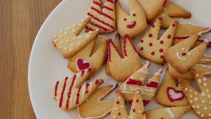 Kekse für Karneval auf einem Teller angerichtet