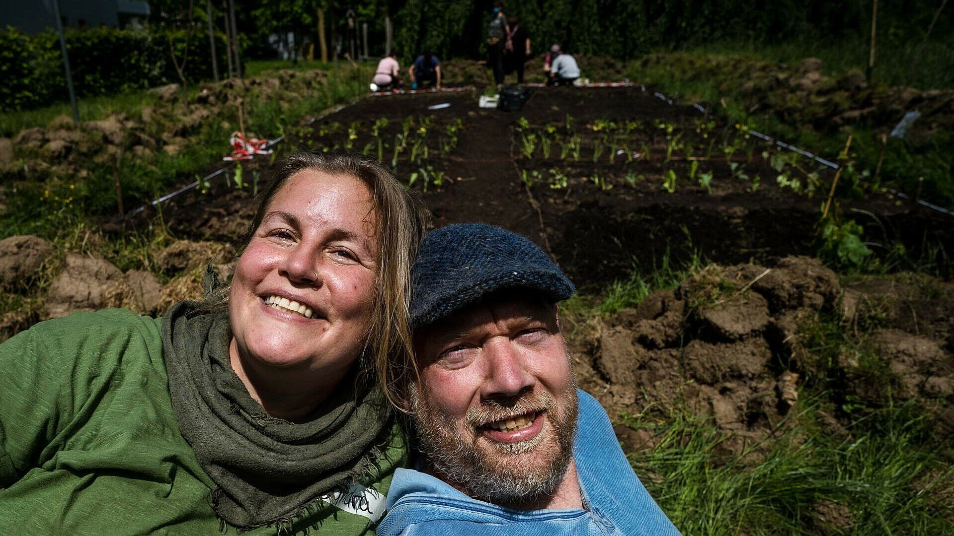 Sandra und Lars Vissering freuen sich über das bepflanzte Gemüsebeet in Urbach