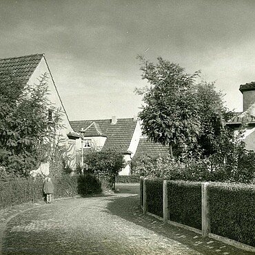 Historisches Foto von einer abknickenden Gasse in der Märchensiedlung in Holweide