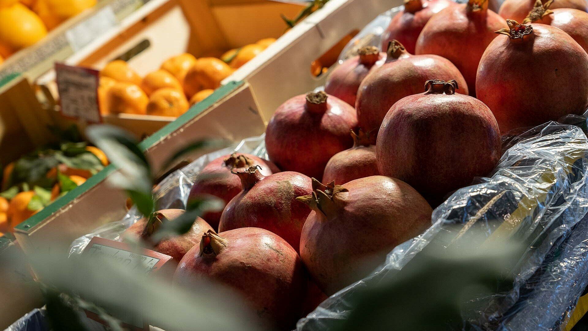 Kiste mit Granatäpfeln im Mare Atlantico Supermarkt in Raderberg