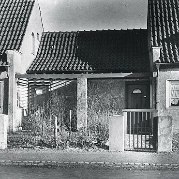 Historisches Foto von Einfamilienhäusern mit unterschiedlich hohen Dächern in der Märchensiedlung in Holweide