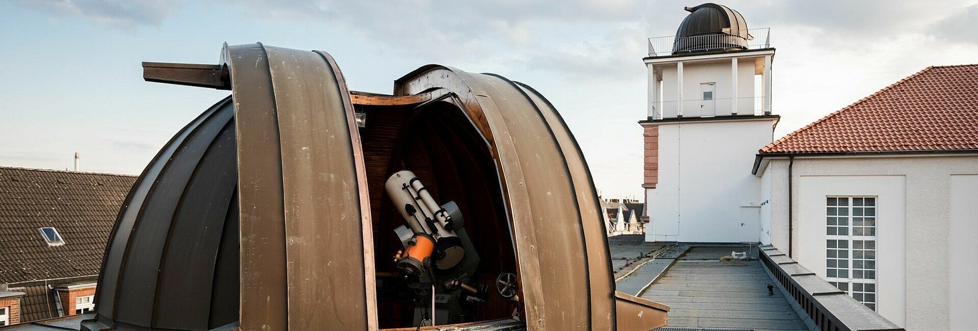 Kuppel des Planetariums auf dem Dach es Leonardo-da-Vinci-Gymnasiums in Köln-Nippes