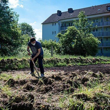 GAG-Mieter Aso bei der Gartenarbeit in Porz-Urbach