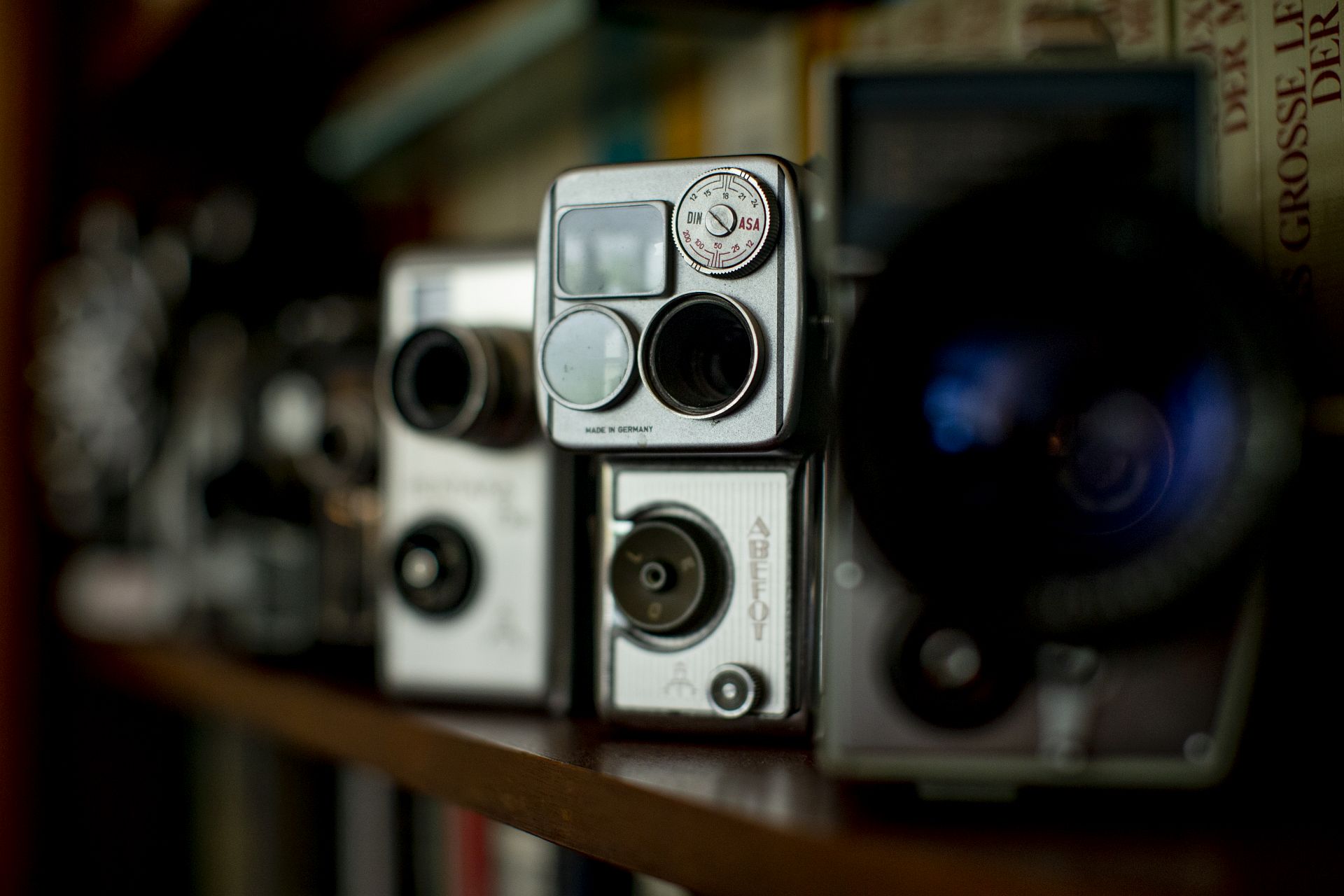 Mehrere Kameras im Regal von Claus Michael Sierp im Agnesviertel